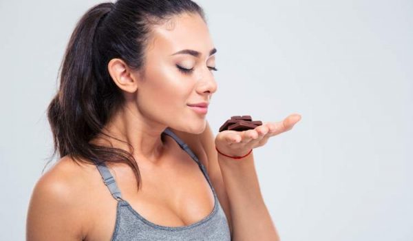 You can boost your energy thanks to the flavonoids in dark chocolate.